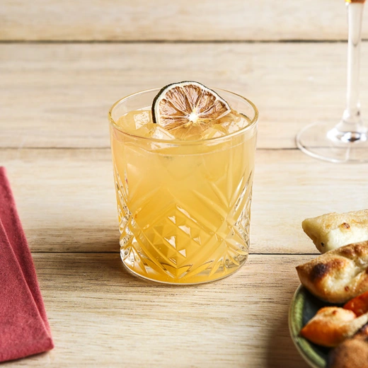 Italicus (liqueur à la bergamote), Perrier, purée de pamplemousse, sirop d'hibiscus, concentrés de citron vert et de gingembre, 14 cl Italicus (liqueur à la bergamote), Perrier, purée de pamplemousse, sirop d'hibiscus, concentrés de citron vert et de gingembre, 14 cl