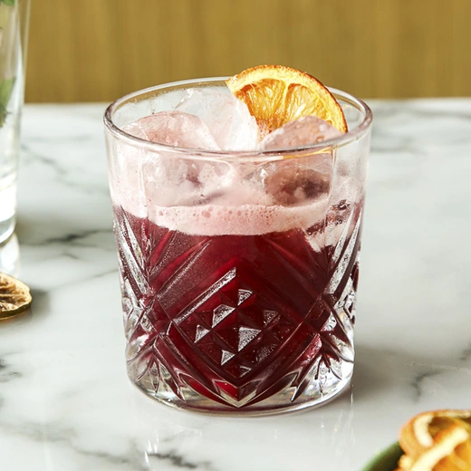 Amaretto, purée de cerise, concentrés de fruits rouges et de citron vert, 9 cl Amaretto, purée de cerise, concentrés de fruits rouges et de citron vert, 9 cl
