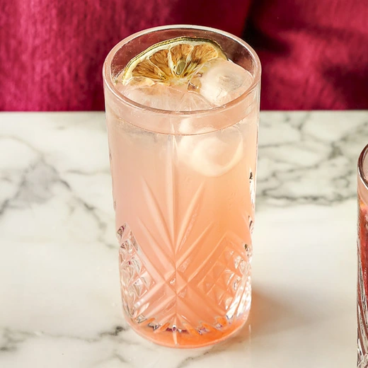 Martini bianco, Schweppes agrumes, purée de pamplemousse, sirop d'hibiscus, concentré de citron vert, 19 cl Martini bianco, Schweppes agrumes, purée de pamplemousse, sirop d'hibiscus, concentré de citron vert, 19 cl