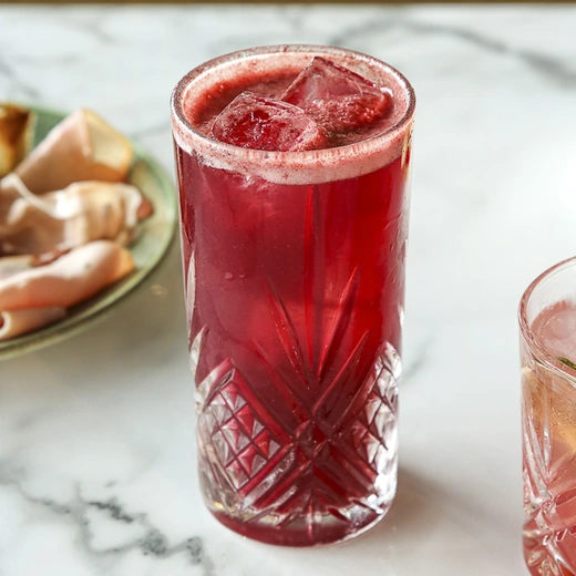 Bière Moretti, purée de cerise, concentrés de fruits rouges et de citron vert, 20 cl Bière Moretti, purée de cerise, concentrés de fruits rouges et de citron vert, 20 cl