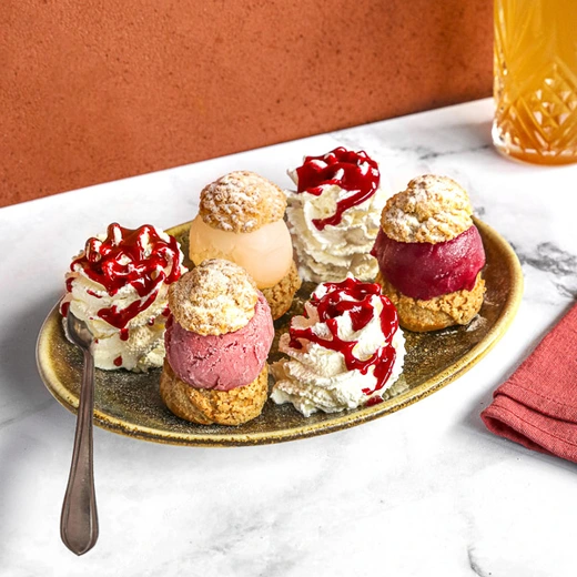 3 choux craquelin garnis de sorbets framboise, fraise et abricot, crème fouettée, coulis de fruits rouges 3 choux craquelin garnis de sorbets framboise, fraise et abricot, crème fouettée, coulis de fruits rouges