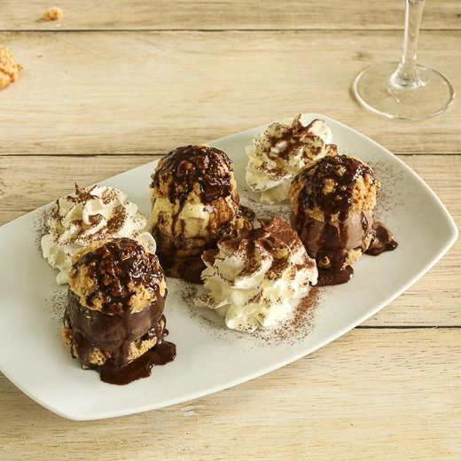 3 choux craquelin garnis de crèmes glacées chocolat, vanille de Madagascar et gianduja, crème fouettée, sauce chocolat 3 choux craquelin garnis de crèmes glacées chocolat, vanille de Madagascar et gianduja, crème fouettée, sauce chocolat