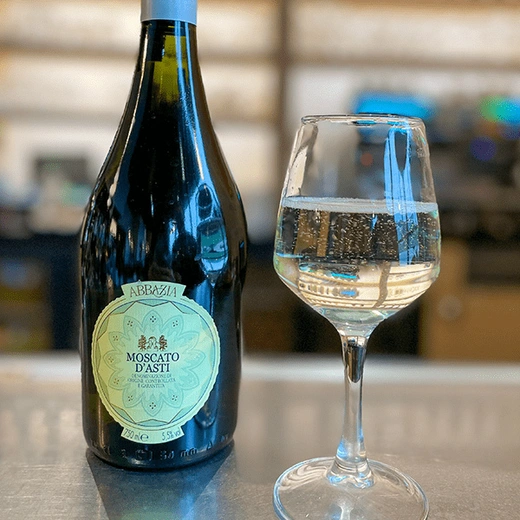 Parfumé, légèrement doux et pétillant. Arômes de raisin, menthe et basilic Parfumé, légèrement doux et pétillant. Arômes de raisin, menthe et basilic