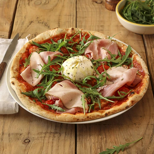 Sauce tomate, tomates cerises, fromage italien râpé. Après cuisson : roquette, burrata, jambon aux herbes Sauce tomate, tomates cerises, fromage italien râpé. Après cuisson : roquette, burrata, jambon aux herbes