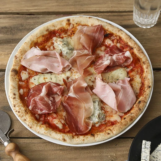 Sauce tomate, mozzarella, gorgonzola. Après cuisson : coppa, jambon speck, jambon aux herbes
(Photo produit non contractuelle) Sauce tomate, mozzarella, gorgonzola. Après cuisson : coppa, jambon speck, jambon aux herbes
(Photo produit non contractuelle)