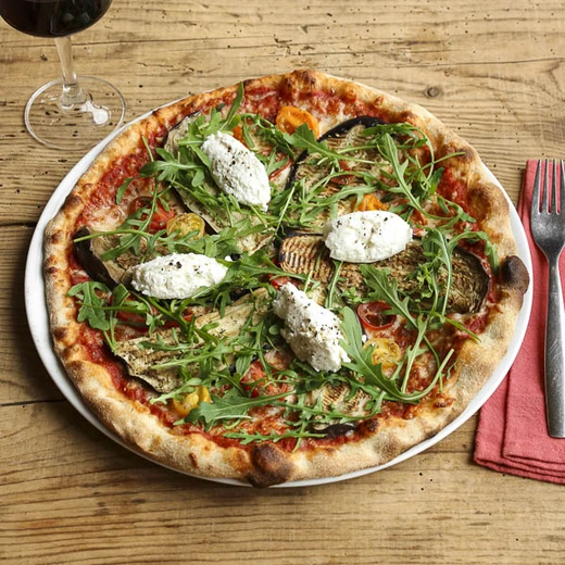 Sauce tomate, mozzarella, aubergines grillées, tomates cerises. Après cuisson : roquette, ricotta Sauce tomate, mozzarella, aubergines grillées, tomates cerises. Après cuisson : roquette, ricotta