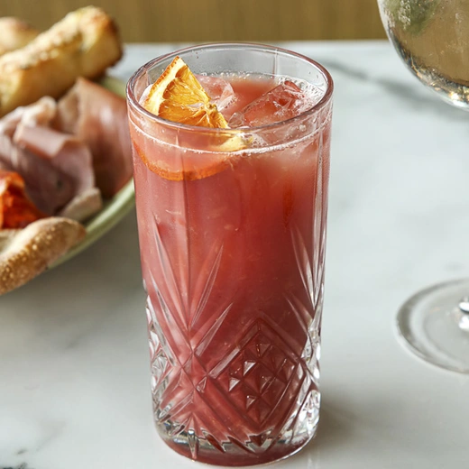Jus d’orange, purée de cerise, concentrés de fruits rouges et citron vert, 20 cl Jus d’orange, purée de cerise, concentrés de fruits rouges et citron vert, 20 cl