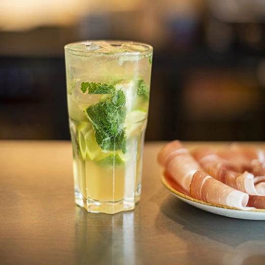 Perrier, sirop saveur rhum, sirop de Mojito Mint, citron vert, sucre roux, menthe, 10 cl Perrier, sirop saveur rhum, sirop de Mojito Mint, citron vert, sucre roux, menthe, 10 cl