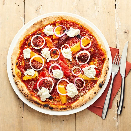 Sauce tomate, fromage italien râpé, poivrons grillés, ‘nduja (chair à saucisse pimentée calabraise), oignons rouges. Après cuisson : mozzarella di bufala. Avec sauce Firelli® pour les fans de piquant ! Sauce tomate, fromage italien râpé, poivrons grillés, ‘nduja (chair à saucisse pimentée calabraise), oignons rouges. Après cuisson : mozzarella di bufala. Avec sauce Firelli® pour les fans de piquant !