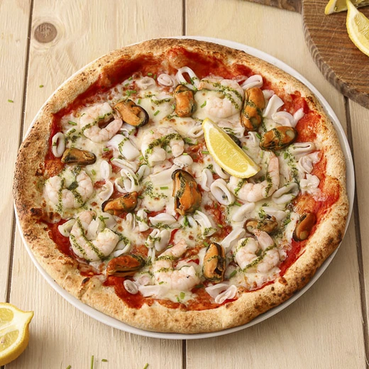 Sauce tomate, mozzarella, fromage italien râpé, moules, crevettes, encornets, persillade citronnée Sauce tomate, mozzarella, fromage italien râpé, moules, crevettes, encornets, persillade citronnée