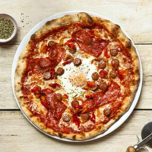 Sauce tomate, mozzarella, merguez, spianata, poivrons grillés, œuf  Sauce tomate, mozzarella, merguez, spianata, poivrons grillés, œuf