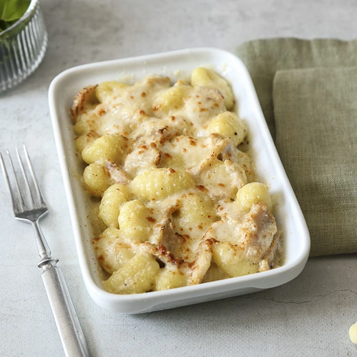Émincés de poulet, crème fraîche, mozzarella et fromage italien râpé gratinés Émincés de poulet, crème fraîche, mozzarella et fromage italien râpé gratinés