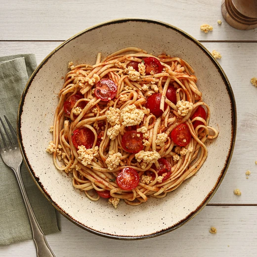 Sauce tomate, tomates cerises, crumble au fromage. Suggestion très très gourmande : ajouter un supplément burrata +6€ Sauce tomate, tomates cerises, crumble au fromage. Suggestion très très gourmande : ajouter un supplément burrata +6€