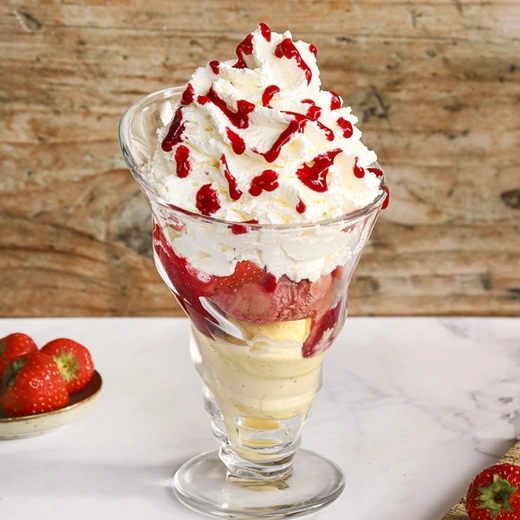 Sorbet fraise, crème glacée vanille de Madagascar, coulis de fruits rouges, fraises, crème fouettée Sorbet fraise, crème glacée vanille de Madagascar, coulis de fruits rouges, fraises, crème fouettée