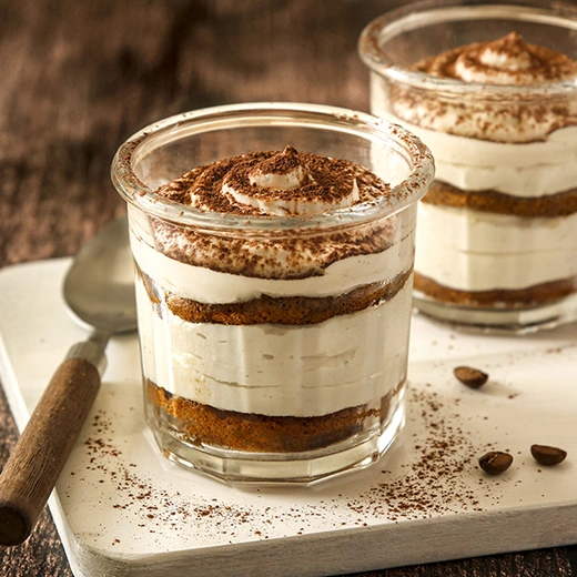Il classico : mousse mascarpone marsala (alcool italien), biscuit, café Disponible aussi en version à partager (4 personnes) à 18,00€ ! Il classico : mousse mascarpone marsala (alcool italien), biscuit, café Disponible aussi en version à partager (4 personnes) à 18,00€ !