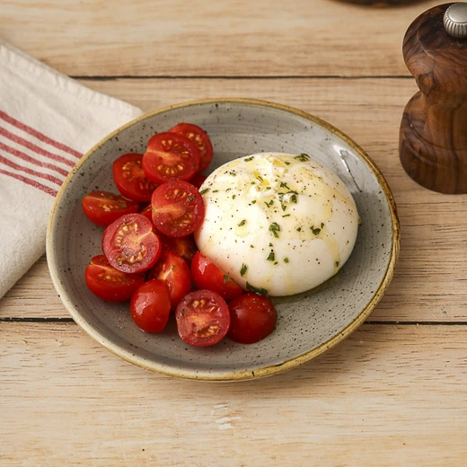 Assiette de burrata et tomates cerise (recette végétarienne) Assiette de burrata et tomates cerise (recette végétarienne)