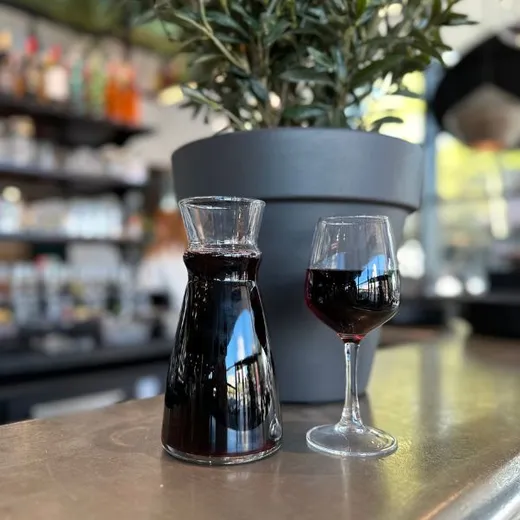 Fruité et charnu. Arômes de cerise et prune Fruité et charnu. Arômes de cerise et prune