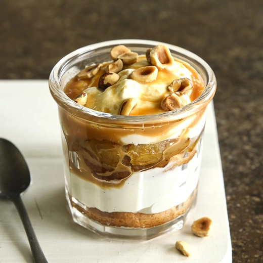 Mousse mascarpone vanille, biscuit, sirop de noisette, quartiers de pommes rôties, lait caramélisé, noisettes du Piémont Mousse mascarpone vanille, biscuit, sirop de noisette, quartiers de pommes rôties, lait caramélisé, noisettes du Piémont