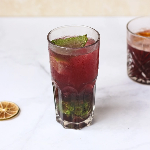 Rhum Bacardi, Perrier, sirop de Mojito Mint, purée de cerise, citron vert, sucre roux, 14,5 cl Rhum Bacardi, Perrier, sirop de Mojito Mint, purée de cerise, citron vert, sucre roux, 14,5 cl