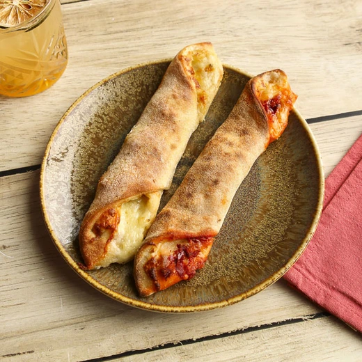 Roulés faits maison à partir de notre pâte à pizza avec au choix : tomate/mozzarella ou crème/gorgonzola ou 'nduja/mozzarella Roulés faits maison à partir de notre pâte à pizza avec au choix : tomate/mozzarella ou crème/gorgonzola ou 'nduja/mozzarella