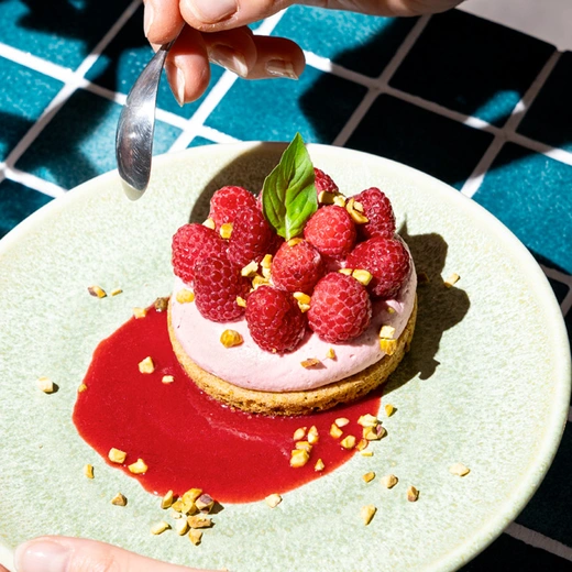 Sablé à la pistache, mousse framboise, framboises, coulis de fruits rouges, pistaches Sablé à la pistache, mousse framboise, framboises, coulis de fruits rouges, pistaches