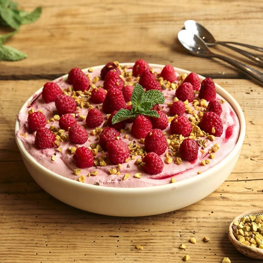 Mousse framboise, biscuit, sirop de fraise, coulis de fruits rouges, framboises, pistaches Mousse framboise, biscuit, sirop de fraise, coulis de fruits rouges, framboises, pistaches