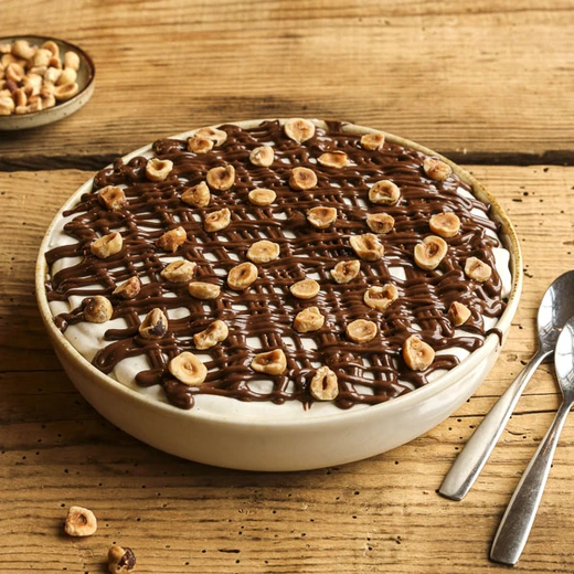 Mousse mascarpone vanille, biscuit, sirop de noisette, Nutella®, lait chocolaté, noisettes d'Italie Mousse mascarpone vanille, biscuit, sirop de noisette, Nutella®, lait chocolaté, noisettes d'Italie