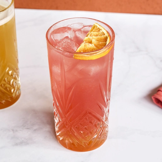 Martini bianco, Perrier, purée de pêche, concentrés de pomme verte et de citron vert, jus de cranberry, 18 cl Martini bianco, Perrier, purée de pêche, concentrés de pomme verte et de citron vert, jus de cranberry, 18 cl
