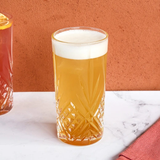 Bière Moretti, purée de pêche, concentrés de pomme verte et de citron vert, 20 cl Bière Moretti, purée de pêche, concentrés de pomme verte et de citron vert, 20 cl