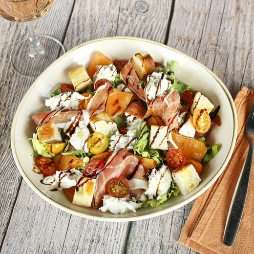 Melon, tomates cerises, jambon de Parme, mozzarella di bufala, croûtons de pain focaccia, salade, crème balsamique Melon, tomates cerises, jambon de Parme, mozzarella di bufala, croûtons de pain focaccia, salade, crème balsamique