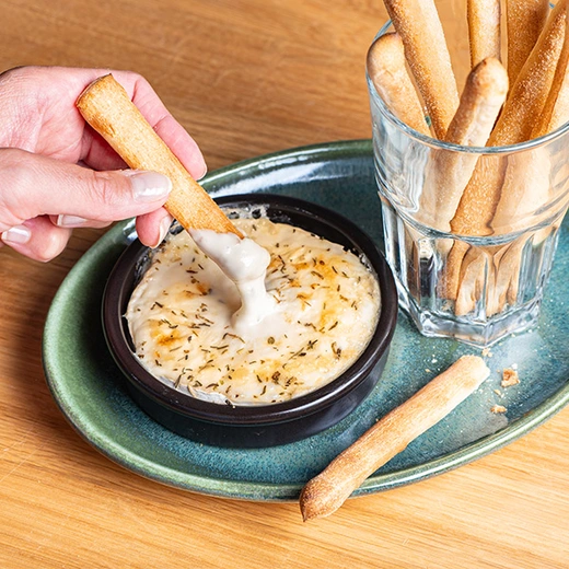 Camembert di bufala rôti avec grissini Del Arte faits maison à partir de notre pâte à pizza Camembert di bufala rôti avec grissini Del Arte faits maison à partir de notre pâte à pizza