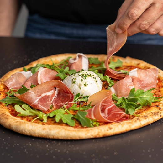 Sauce tomate, mozzarella. Après cuisson : jambon de Parme, mozzarella di bufala, roquette Sauce tomate, mozzarella. Après cuisson : jambon de Parme, mozzarella di bufala, roquette