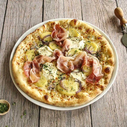 Crème, mozzarella, pommes de terre, camembert di bufala, oignons rouges. Après cuisson : jambon speck Crème, mozzarella, pommes de terre, camembert di bufala, oignons rouges. Après cuisson : jambon speck