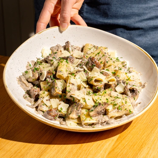 Sauce crème et champignons à la truffe d'été (Tuber Aestivum), mélange de champignons et cèpes cuisinés, copeaux de pecorino à la truffe (Tuber Aestivum). Suggestion très gourmande : ajouter un supplément jambon de Parme + 3€00 Sauce crème et champignons à la truffe d'été (Tuber Aestivum), mélange de champignons et cèpes cuisinés, copeaux de pecorino à la truffe (Tuber Aestivum). Suggestion très gourmande : ajouter un supplément jambon de Parme + 3€00
