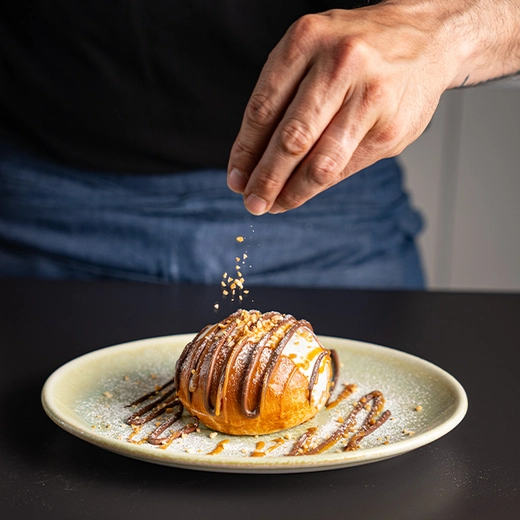 Brioche garnie de mousse mascarpone vanille, Nutella®, lait caramélisé, pralins de noisette Brioche garnie de mousse mascarpone vanille, Nutella®, lait caramélisé, pralins de noisette