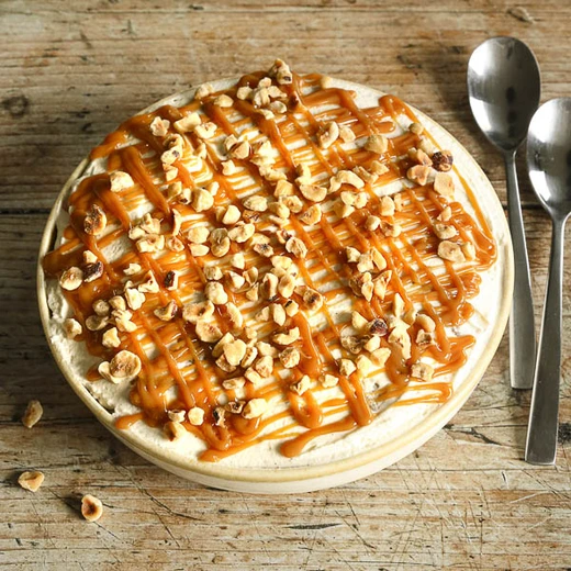 Mousse mascarpone vanille, biscuit, sirop de noisette, quartiers de pommes rôties, lait caramélisé, noisettes d'Italie Mousse mascarpone vanille, biscuit, sirop de noisette, quartiers de pommes rôties, lait caramélisé, noisettes d'Italie