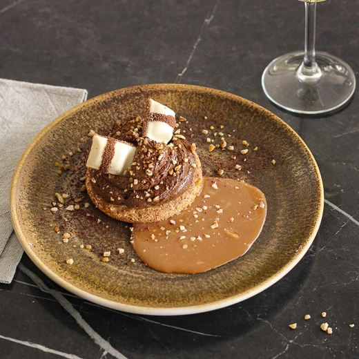 Sablé à la noisette, mousse chocolat noisette, lait caramélisé, Kinder Bueno white®, pralins de noisette Sablé à la noisette, mousse chocolat noisette, lait caramélisé, Kinder Bueno white®, pralins de noisette