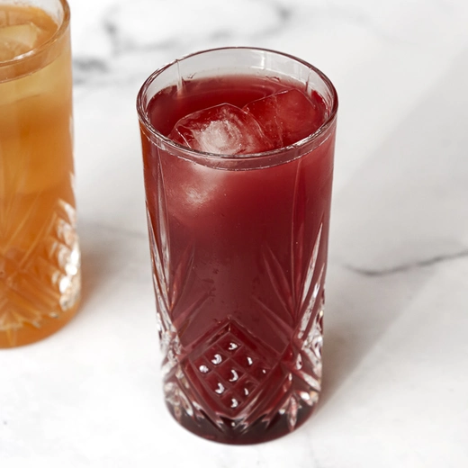 Purée de cerise, concentré de citron vert, sirop de thé vert, 19 cl Purée de cerise, concentré de citron vert, sirop de thé vert, 19 cl
