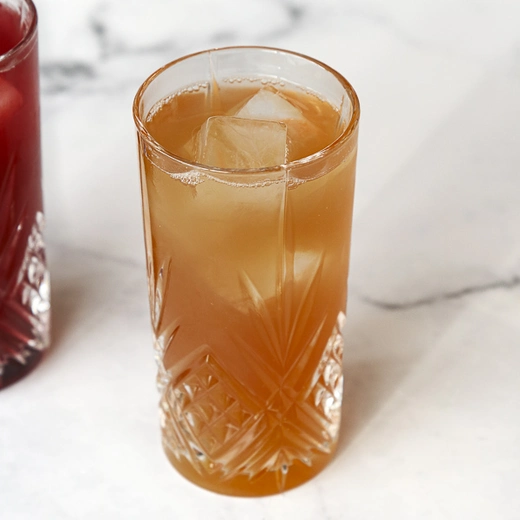 Purée de pamplemousse, sirops d'hibiscus et de thé vert, concentré de citron vert, 19 cl Purée de pamplemousse, sirops d'hibiscus et de thé vert, concentré de citron vert, 19 cl
