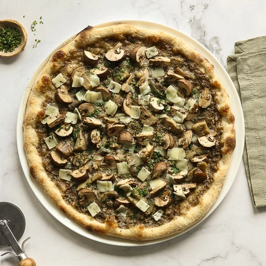 Crème et sauce champignons à la truffe d'été (Tuber Aestivum), mélange de champignons et cèpes cuisinés. Après cuisson : copeaux de pecorino à la truffe (Tuber Aestivum). Suggestion très gourmande : ajouter un supplément jambon aux herbes + 2€50 Crème et sauce champignons à la truffe d'été (Tuber Aestivum), mélange de champignons et cèpes cuisinés. Après cuisson : copeaux de pecorino à la truffe (Tuber Aestivum). Suggestion très gourmande : ajouter un supplément jambon aux herbes + 2€50