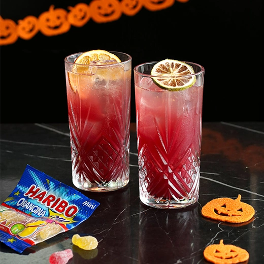 Bombay Sapphire, Orangina, Perrier, purée de cerise, concentrés de fruits rouges et de citron vert, 17 cl Bombay Sapphire, Orangina, Perrier, purée de cerise, concentrés de fruits rouges et de citron vert, 17 cl