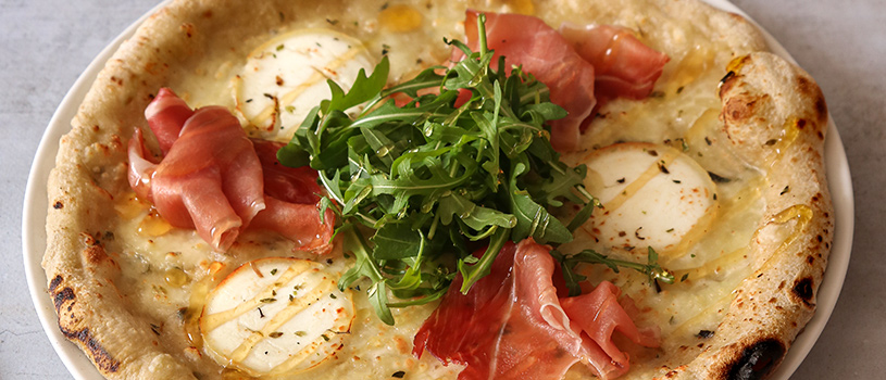 Régalez vous avec nos pizzas en base crème et mozzarella Régalez vous avec nos pizzas en base crème et mozzarella